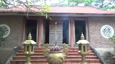 20 Kasım 2024, Haiduong, Vietnam. Bunlar tıptan anlayan adamlar. Onlar şifalı bitkiler. İlaç alabilmek için yüksek dağlara tırmanmak zorundalar..