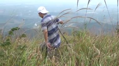 20 Kasım 2024, Haiduong, Vietnam. Bunlar tıptan anlayan adamlar. Onlar şifalı bitkiler.. 