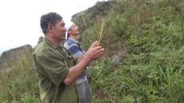 20 Kasım 2024, Haiduong, Vietnam. Bunlar tıptan anlayan adamlar. Onlar şifalı bitkiler.. 