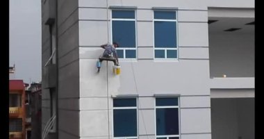 23 Kasım 2024, Haiduong, Vietnam.Ressam duvarı boyuyor.