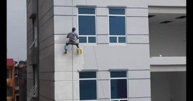 23 Kasım 2024, Haiduong, Vietnam.Ressam duvarı boyuyor.