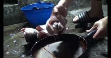 Balık çorbası pişir. Balığı temizle. Parçalara ayırmak için bıçak kullan. Yemek yaparken domates ve baharatlı kızartma ekleyin.