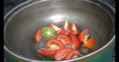 Balık çorbası pişir. Balığı temizle. Parçalara ayırmak için bıçak kullan. Yemek yaparken domates ve baharatlı kızartma ekleyin.