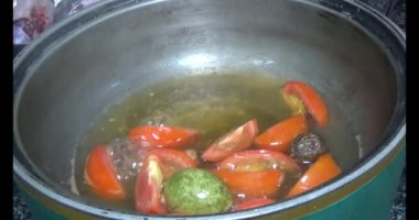 Balık çorbası pişir. Balığı temizle. Parçalara ayırmak için bıçak kullan. Yemek yaparken domates ve baharatlı kızartma ekleyin.