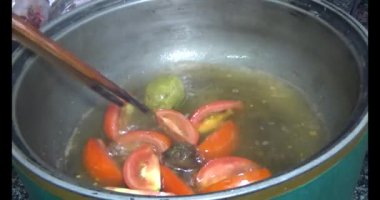 Balık çorbası pişir. Balığı temizle. Parçalara ayırmak için bıçak kullan. Yemek yaparken domates ve baharatlı kızartma ekleyin.