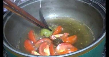 Balık çorbası pişir. Balığı temizle. Parçalara ayırmak için bıçak kullan. Yemek yaparken domates ve baharatlı kızartma ekleyin.