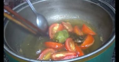 Balık çorbası pişir. Balığı temizle. Parçalara ayırmak için bıçak kullan. Yemek yaparken domates ve baharatlı kızartma ekleyin.