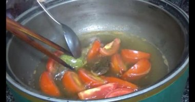 Balık çorbası pişir. Balığı temizle. Parçalara ayırmak için bıçak kullan. Yemek yaparken domates ve baharatlı kızartma ekleyin.