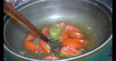 Balık çorbası pişir. Balığı temizle. Parçalara ayırmak için bıçak kullan. Yemek yaparken domates ve baharatlı kızartma ekleyin.