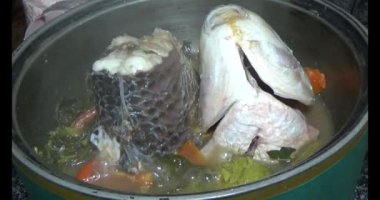 Balık çorbası pişir. Balığı temizle. Parçalara ayırmak için bıçak kullan. Yemek yaparken domates ve baharatlı kızartma ekleyin.