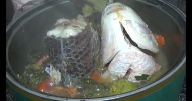 Balık çorbası pişir. Balığı temizle. Parçalara ayırmak için bıçak kullan. Yemek yaparken domates ve baharatlı kızartma ekleyin.