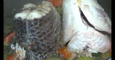 Balık çorbası pişir. Balığı temizle. Parçalara ayırmak için bıçak kullan. Yemek yaparken domates ve baharatlı kızartma ekleyin.