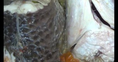 Balık çorbası pişir. Balığı temizle. Parçalara ayırmak için bıçak kullan. Yemek yaparken domates ve baharatlı kızartma ekleyin.