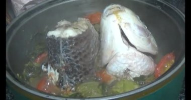 Balık çorbası pişir. Balığı temizle. Parçalara ayırmak için bıçak kullan. Yemek yaparken domates ve baharatlı kızartma ekleyin.