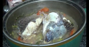 Balık çorbası pişir. Balığı temizle. Parçalara ayırmak için bıçak kullan. Yemek yaparken domates ve baharatlı kızartma ekleyin.