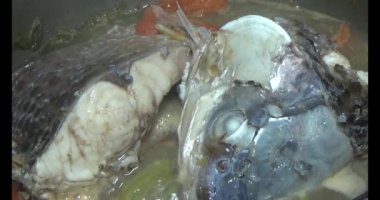 Balık çorbası pişir. Balığı temizle. Parçalara ayırmak için bıçak kullan. Yemek yaparken domates ve baharatlı kızartma ekleyin.