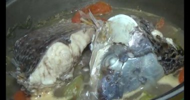 Balık çorbası pişir. Balığı temizle. Parçalara ayırmak için bıçak kullan. Yemek yaparken domates ve baharatlı kızartma ekleyin.