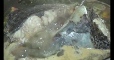 Balık çorbası pişir. Balığı temizle. Parçalara ayırmak için bıçak kullan. Yemek yaparken domates ve baharatlı kızartma ekleyin.