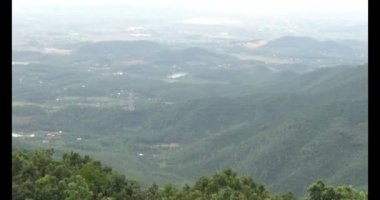 Şifalı bitkiler için dağa tırman.