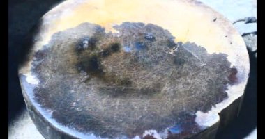 Balık çorbası pişir. Balığı temizle. Parçalara ayırmak için bıçak kullan. Yemek yaparken domates ve baharatlı kızartma ekleyin.