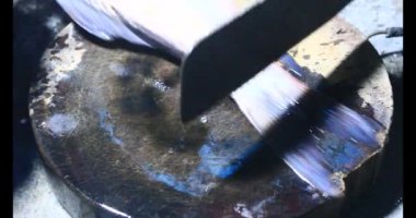 Balık çorbası pişir. Balığı temizle. Parçalara ayırmak için bıçak kullan. Yemek yaparken domates ve baharatlı kızartma ekleyin.