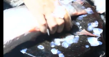 Balık çorbası pişir. Balığı temizle. Parçalara ayırmak için bıçak kullan. Yemek yaparken domates ve baharatlı kızartma ekleyin.