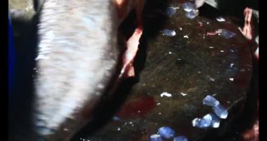 Balık çorbası pişir. Balığı temizle. Parçalara ayırmak için bıçak kullan. Yemek yaparken domates ve baharatlı kızartma ekleyin.