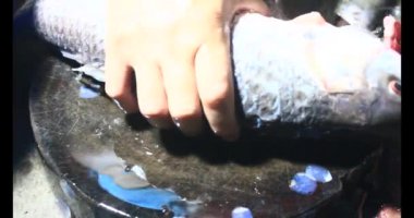 Balık çorbası pişir. Balığı temizle. Parçalara ayırmak için bıçak kullan. Yemek yaparken domates ve baharatlı kızartma ekleyin.