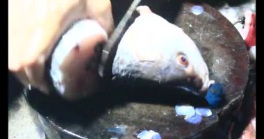 Balık çorbası pişir. Balığı temizle. Parçalara ayırmak için bıçak kullan. Yemek yaparken domates ve baharatlı kızartma ekleyin.