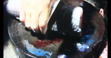 Balık çorbası pişir. Balığı temizle. Parçalara ayırmak için bıçak kullan. Yemek yaparken domates ve baharatlı kızartma ekleyin.