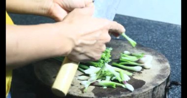 Balık çorbası pişir. Balığı temizle. Parçalara ayırmak için bıçak kullan. Yemek yaparken domates ve baharatlı kızartma ekleyin.. 