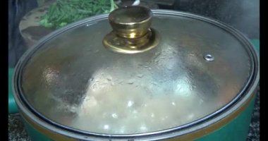 Balık çorbası pişir. Balığı temizle. Parçalara ayırmak için bıçak kullan. Yemek yaparken domates ve baharatlı kızartma ekleyin.. 