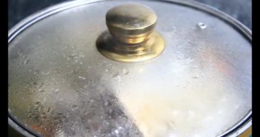 Balık çorbası pişir. Balığı temizle. Parçalara ayırmak için bıçak kullan. Yemek yaparken domates ve baharatlı kızartma ekleyin.. 