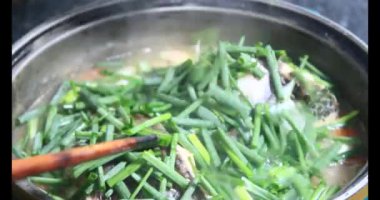 Balık çorbası pişir. Balığı temizle. Parçalara ayırmak için bıçak kullan. Yemek yaparken domates ve baharatlı kızartma ekleyin.. 