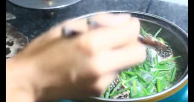 Balık çorbası pişir. Balığı temizle. Parçalara ayırmak için bıçak kullan. Yemek yaparken domates ve baharatlı kızartma ekleyin.. 