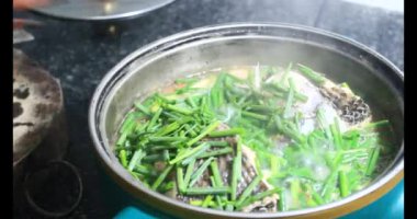 Balık çorbası pişir. Balığı temizle. Parçalara ayırmak için bıçak kullan. Yemek yaparken domates ve baharatlı kızartma ekleyin.. 