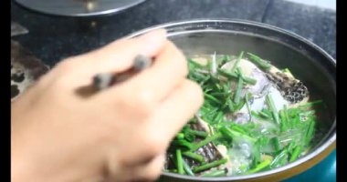 Balık çorbası pişir. Balığı temizle. Parçalara ayırmak için bıçak kullan. Yemek yaparken domates ve baharatlı kızartma ekleyin.. 