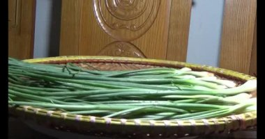 Soğanlar bambu sepetine konur. Bambu sepeti dönecek..