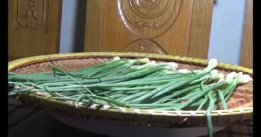 Soğanlar bambu sepetine konur. Bambu sepeti dönecek..