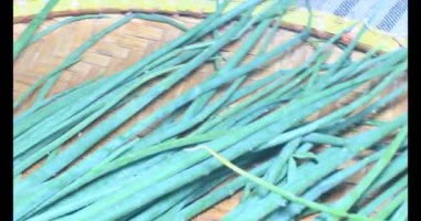 Soğanlar bambu sepetine konur. Bambu sepeti dönecek..