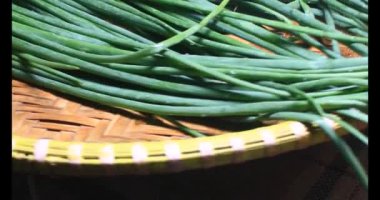 Soğanlar bambu sepetine konur. Bambu sepeti dönecek..