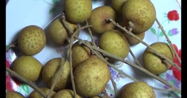 Longan bir tabağa konur.