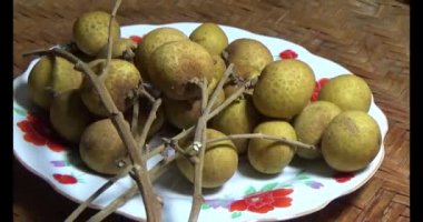 Longan bir tabağa konur.