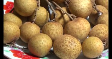 Longan bir tabağa konur.