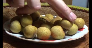 Longan bir tabağa konur.