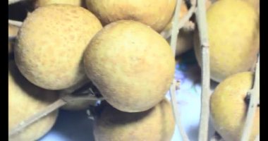 Longan bir tabağa konur.