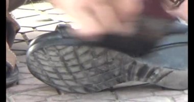 Ayakkabı tamir eden adam.