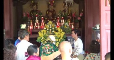 20 Kasım 2024, Haiduong, Vietnam. Tanrılara tapmak için tapınağa git. Bir grup insan tanrılara tapmaya gitti.. 