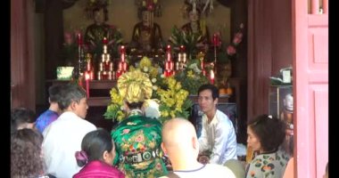 20 Kasım 2024, Haiduong, Vietnam. Tanrılara tapmak için tapınağa git. Bir grup insan tanrılara tapmaya gitti.. 