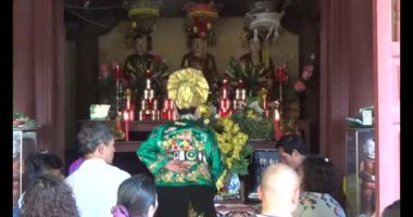 20 Kasım 2024, Haiduong, Vietnam. Tanrılara tapmak için tapınağa git. Bir grup insan tanrılara tapmaya gitti.. 